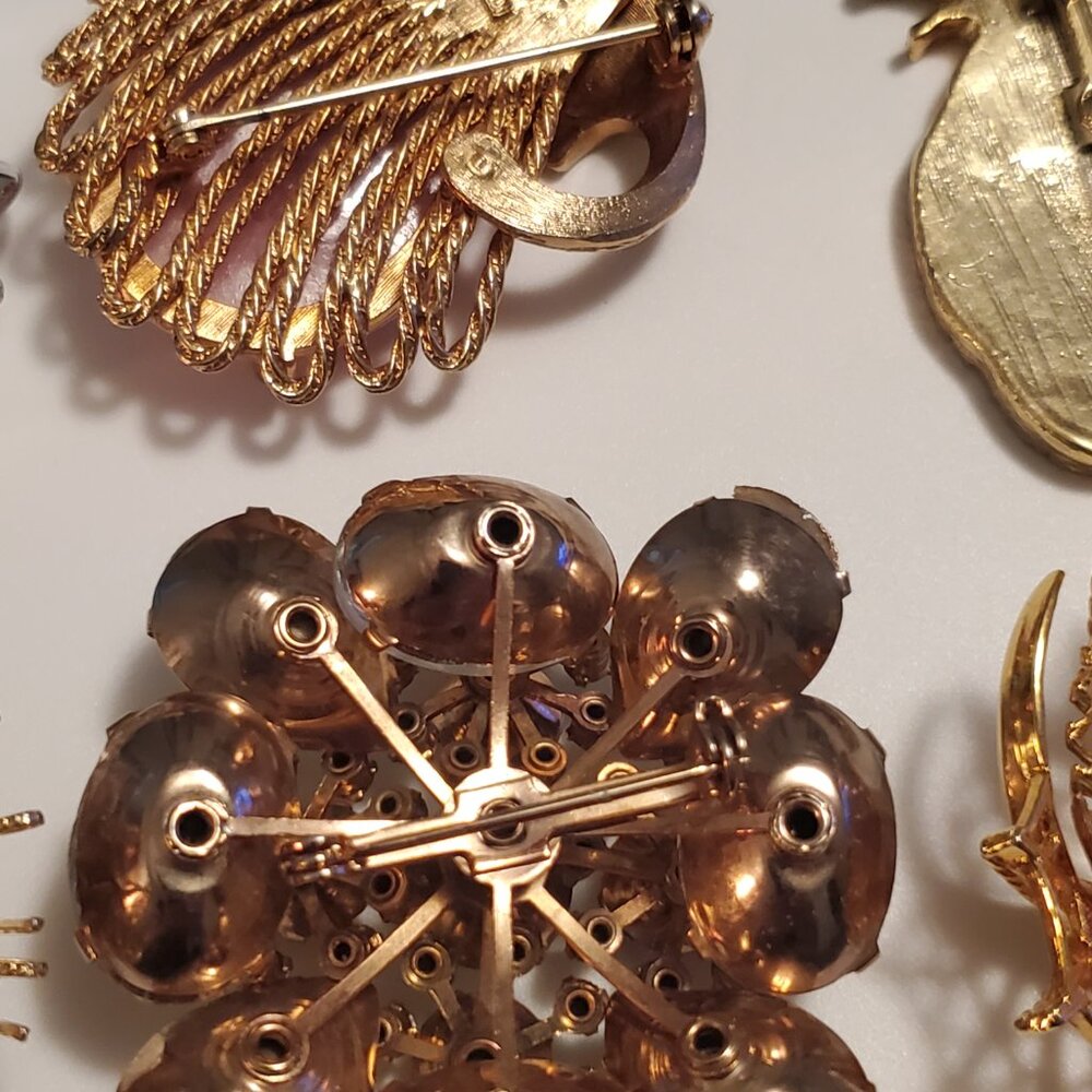 6 Pins or Brooches, items # A -1210-1215.  wt. 142 grams . - Picture 9 of 14